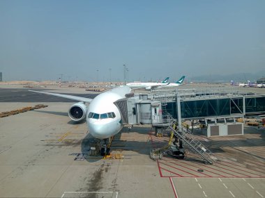Hong Kong - 1 Mart 2023: Hong Kong Uluslararası Havaalanı 'ndaki Jet Köprüsü' ne giden uçak. Havaalanı kodu HKG..