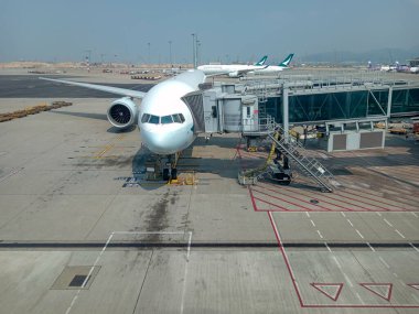 Hong Kong - 1 Mart 2023: Hong Kong Uluslararası Havaalanı 'ndaki Jet Köprüsü' ne giden uçak. Havaalanı kodu HKG..