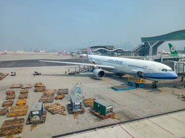 Hong Kong - 1 Mart 2023: Hong Kong Uluslararası Havaalanı 'ndaki Jet Köprüsü' ne giden uçak. Havaalanı kodu HKG..
