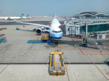 Hong Kong - 1 Mart 2023: Hong Kong Uluslararası Havaalanı 'ndaki Jet Köprüsü' ne giden uçak. Havaalanı kodu HKG..