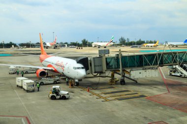 Phuket, Tayland - 19 Ocak 2023: Hong Kong Uluslararası Havaalanı 'ndaki Jet Köprüsü' ne giden uçak. Havaalanı kodu HKT..