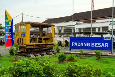 Padang Besar, Malezya - 28 Ocak 2023: Tayland - Malezya sınırındaki Padang Besar tren istasyonu binasının dışı.