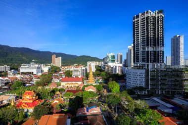 Modern şehir silueti şehri ve Tayland tapınağı Wat Chayamangkalaram bir Tayland tapınağı Pulau Tikus banliyösü, George Town, Penang, Malezya.