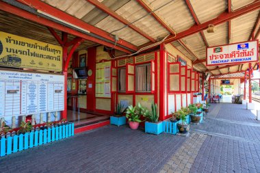 Prachuap Khiri Khan, Tayland - 6 Şubat 2023: Tayland 'da bulunan Prachuap Khiri Khan tren istasyonu binasının dışı.