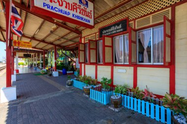 Prachuap Khiri Khan, Tayland - 6 Şubat 2023: Tayland 'da bulunan Prachuap Khiri Khan tren istasyonu binasının dışı.