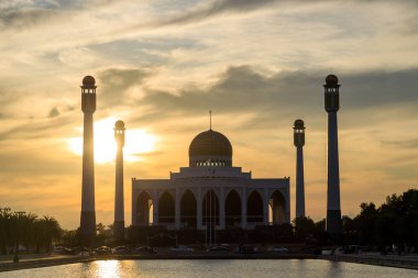 Hat Yai, Tayland - 11 Şubat 2023: Tayland 'ın başkenti Tayland' da bulunan Songkhla Eyaleti Merkez Camii 'nin dış görünüşü.