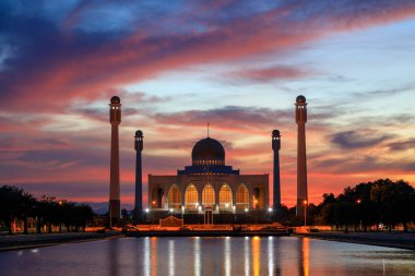 Hat Yai, Tayland - 11 Şubat 2023: Tayland 'ın başkenti Tayland' da bulunan Songkhla Eyaleti Merkez Camii 'nin dış görünüşü.