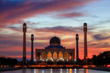 Hat Yai, Tayland - 11 Şubat 2023: Tayland 'ın başkenti Tayland' da bulunan Songkhla Eyaleti Merkez Camii 'nin dış görünüşü.