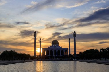 Hat Yai, Tayland - 11 Şubat 2023: Tayland 'ın başkenti Tayland' da bulunan Songkhla Eyaleti Merkez Camii 'nin dış görünüşü.