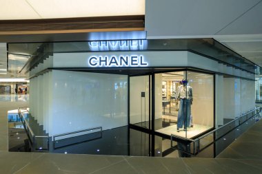 Hong Kong - 28 Şubat 2023: Hong Kong Uluslararası Havaalanı 'nın kalkış salonunda lüks bir marka perakende mağazasının dışı.