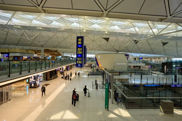 2023年2月28日 香港国際空港の出発ラウンジに高級ブランドの小売店の外観 — ストック写真