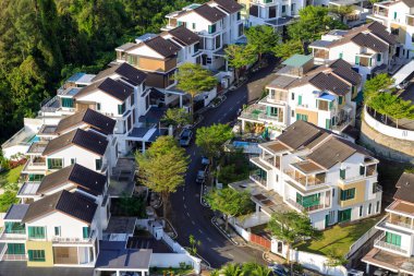 Batu Ferringhi, Penang, Malezya 'daki bir yerleşim alanındaki modern evlerin havadan görünüşü.