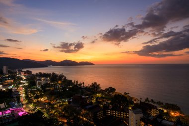 Malezya, Penang 'da yer alan Batu Ferringhi sahilindeki lüks otellerin hava alacakaranlık manzarası.
