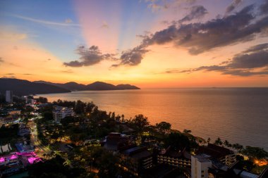 Malezya, Penang 'da yer alan Batu Ferringhi sahilindeki lüks otellerin hava alacakaranlık manzarası.