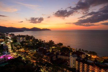 Malezya, Penang 'da yer alan Batu Ferringhi sahilindeki lüks otellerin hava alacakaranlık manzarası.