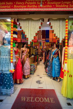 Georgetown, Penang, Malezya - 15 Şubat 2023: Küçük Hindistan 'daki geleneksel Hint giyim mağazasının dışı, Georgetown Penang, Malezya.