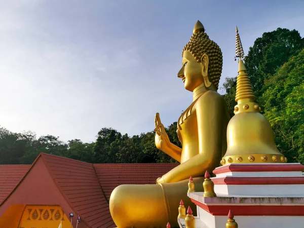 Egy Ülő Buddha Wat Khao Rang Samakkhitham Egy Thai Buddhista — Stock Fotó