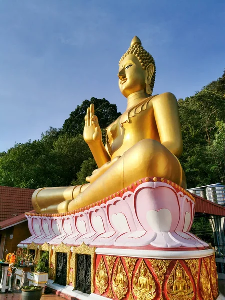 Blick Von Unten Auf Den Sitzenden Buddha Wat Khao Rang — Stockfoto