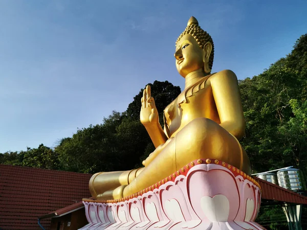 Widok Dołu Siedzi Budda Wat Khao Rang Samakkhitham Tajski Buddyjski — Zdjęcie stockowe