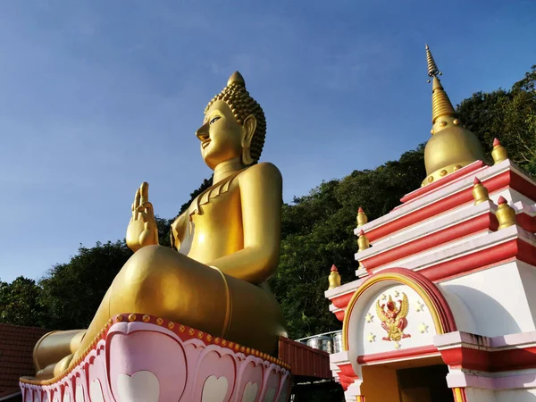 Blick Von Unten Auf Den Sitzenden Buddha Wat Khao Rang — Stockfoto