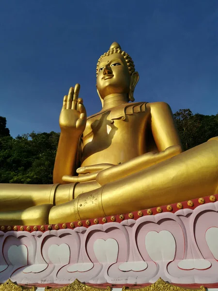 Kilátás Alulról Ülő Buddha Wat Khao Rang Samakkhitham Egy Thai — Stock Fotó