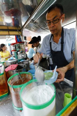 Georgetown, Penang, Malezya - 18 Temmuz 2014: Penang Road Famous Cendol, Malezya 'nın başkenti Penang' da yer alan bir şehir. Cendol, içinde yeşil pirinç unu jölesi, hindistan cevizi sütü ve palmiye şekeri şurubu bulunan buzlu tatlı bir tatlıdır..