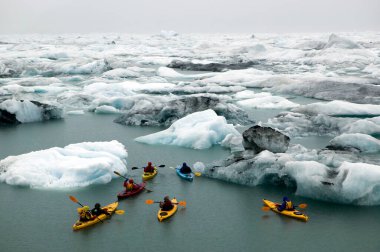 Prens William Sound, Alaska - 17 Ağustos 2009: Prince William Sound, Alaska 'da Whittier yakınlarında bir grup eko turist kano gezintisi yapıyor.. 