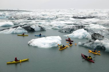 Prens William Sound, Alaska - 17 Ağustos 2009: Prince William Sound, Alaska 'da Whittier yakınlarında bir grup eko turist kano gezintisi yapıyor.. 