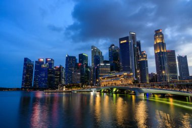 Singapur Şehri, Singapur - 24 Şubat 2023; Singapur 'un CBD Merkezi İş Bölgesi gökdelenlerinin ve ofis binalarının görüntüsü.