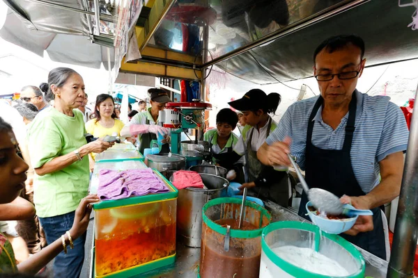 stock image Georgetown, Penang, Malaysia - July 18, 2014: Penang Road Famous Cendol is a local foodie landmark in Georgetown, Penang, Malaysia. Cendol is an iced sweet dessert that contains droplets of green rice flour jelly, coconut milk and palm sugar syrup.