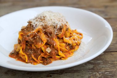 Mantar mantarlı tagliatelle ragu.