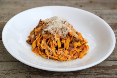 Mantar mantarlı tagliatelle ragu.