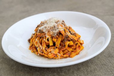 Mantar mantarlı tagliatelle ragu.