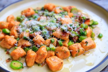 Tatlı patates gnocchi Prociutto ve kuşkonmaz ile adaçayı kahverengi tereyağı.