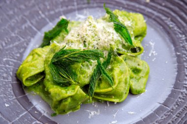 El yapımı makarna. Parmesan peynirli ısırgan otu ve ısırgan otu soslu öküz kuyruklu tortellini..