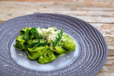El yapımı makarna. Parmesan peynirli ısırgan otu ve ısırgan otu soslu öküz kuyruklu tortellini..
