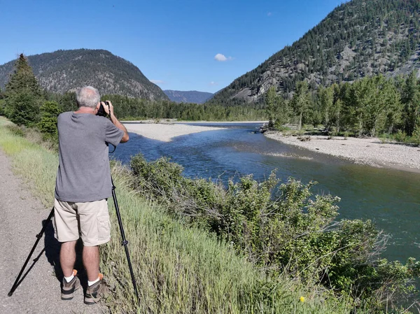 Similkameen Nehri 'nde fotoğraf çeken kıdemli beyaz adam Kanada' nın güneyindeki British Columbia 'dan geçiyor. Nehrin adının 