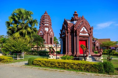 Prahuap Khiri Khan, Tayland - 6 Şubat 2023: Tayland, Tayland 'da Prachuap Khiri Khan' daki Şehir Sütun Tapınağı 'nın dış görünümü. Lop Buri mimari tarzında inşa edilmiştir..