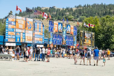 Penticton, British Columbia, Kanada 30 Haziran 2023: Kanada 'dan barbekü takımlarının en iyi kaburgalar için yarıştığı Penticton Pirzola Festivali' nde kalabalık. Canlı müzik, eğlence ve aktiviteler de bulacaksınız.. 