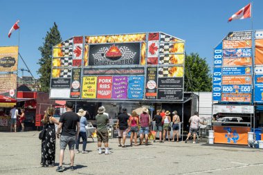 Penticton, British Columbia, Kanada 30 Haziran 2023: Kanada 'dan barbekü takımlarının en iyi kaburgalar için yarıştığı Penticton Pirzola Festivali' nde kalabalık. Canlı müzik, eğlence ve aktiviteler de bulacaksınız.. 