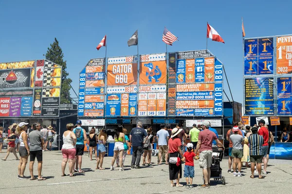 Penticton, British Columbia, Kanada 30 Haziran 2023: Kanada 'dan barbekü takımlarının en iyi kaburgalar için yarıştığı Penticton Pirzola Festivali' nde kalabalık. Canlı müzik, eğlence ve aktiviteler de bulacaksınız.. 