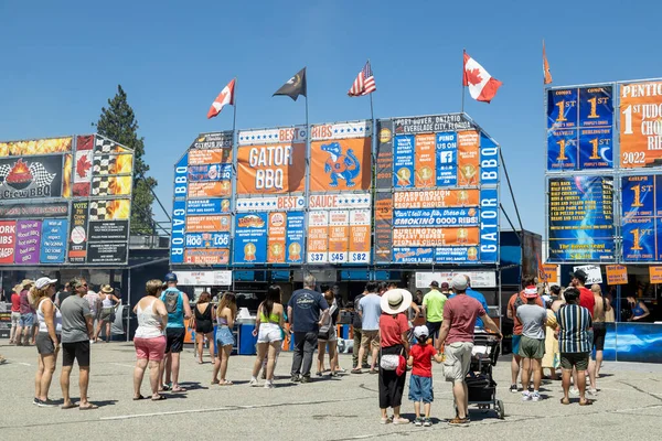 Penticton, British Columbia, Kanada 30 Haziran 2023: Kanada 'dan barbekü takımlarının en iyi kaburgalar için yarıştığı Penticton Pirzola Festivali' nde kalabalık. Canlı müzik, eğlence ve aktiviteler de bulacaksınız.. 