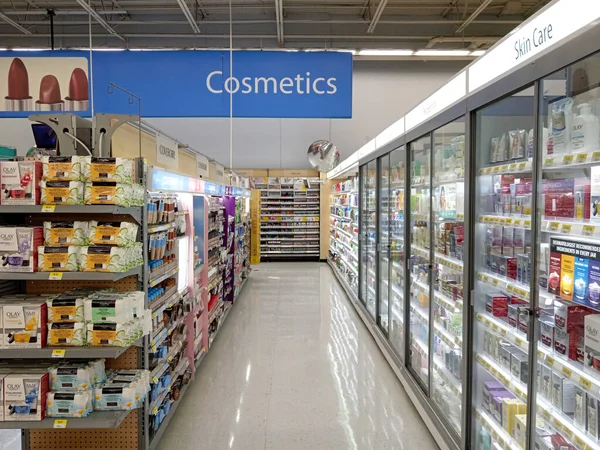 Penticton Kolumbia Brytyjska Kanada Czerwca 2023 Wnętrze Departamentu Kosmetycznego Walmart — Zdjęcie stockowe