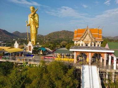 Wat Khao Noi 'nin insansız hava görüntüsü Hua Hin' deki Tayland Budist tapınağı, Prahuap Khiri Khan, Tayland.