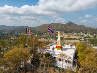 Wat Khao Sanam Chai 'nin insansız hava görüntüsü Hua Hin' deki Tayland Budist tapınağı, Prachuap Khiri Khan, Tayland.