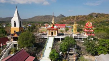 Wat Khao Lan Thom 'un insansız hava görüntüsü Hua Hin' deki Tayland Budist tapınağı, Prachuap Khiri Khan, Tayland.