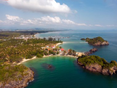 Bo Thong Lang Bay, güzel dairesel şekilli kıvrımlı bir plajı olan küçük bir körfez. Bang Saphan, Prachuap Khiri Khan, Tayland 'da beyaz kumlu bir sahil.. 