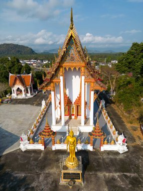 Wat Khao Bot 'un insansız hava görüntüsü Bang Saphan' daki Theravada Budist tapınağı, Prachuab Khiri Khan, Tayland.
