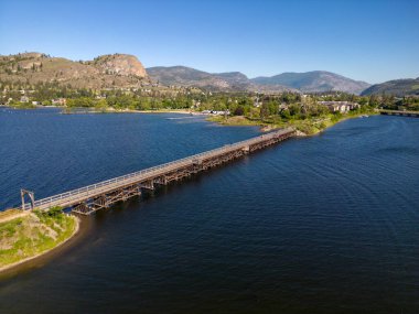 Okanagan Falls, British Columbia, Kanada 'daki Skaha Gölü üzerindeki KVR trestle köprüsünün üzerindeki İHA görüntüsü ve Okanagan Vadisi' nde yer alıyor..