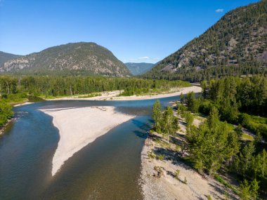 British Columbia, Kanada 'daki Princeton yakınlarındaki Similkameen Nehri' nin insansız hava aracı görüntüsü.